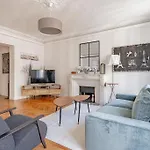 Champs Elysées Stylish Flat 2BR 6PPL