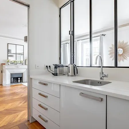 Champs Elysées Stylish Flat 2br 6ppl * Parigi